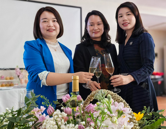 女神節(jié)里笑容翻飛，歡樂(lè)不退